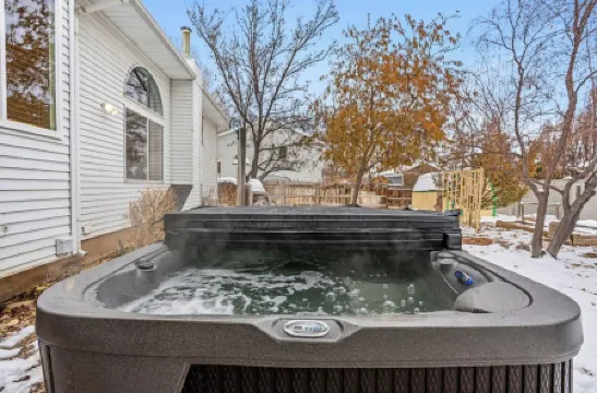 Designer home with hot tub, 2 Masters, 4 full baths, close to Sundance, BYU, UVU