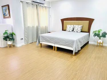 รูปภาพของSpacious 4-bedroom townhome in beautiful Krung Thep Maha Nakhon with WiFi, AC