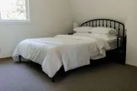 Cozy 1-Bedroom Apartment with WiFi, Parking, and Keyboard in a Peaceful Setting.