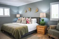 Charming Coastal Escape at MOS-Palmiet, Kleinmond Where the River Meets the Sea… Hotels in Kleinmond