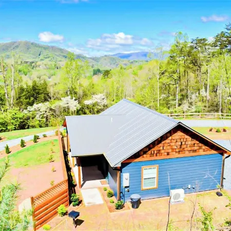 Mountain Views, Hot Tub & More — the Blue Moose Cabin Just Minutes from Town!