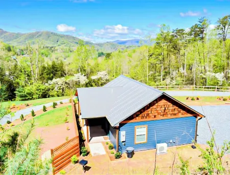Mountain Views, Hot Tub & More — the Blue Moose Cabin Just Minutes from Town!