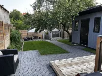 Elegant 2-Bedroom Bungalow with Outdoor Oasis and Modern Conveniences Hotel a York