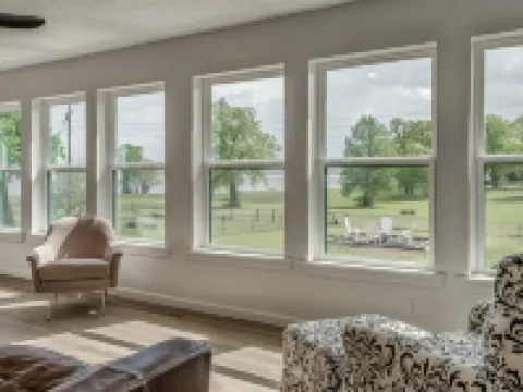 Unwind with your family at this cozy lakeside home! 尤福拉酒店