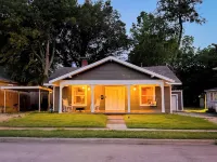 1700ft Gamers Nest 3 Bedroom 2 Bath 2 Kings 2 Queens and a Full!  Bomb Backyard! Hotels near Evergreen Cemetery