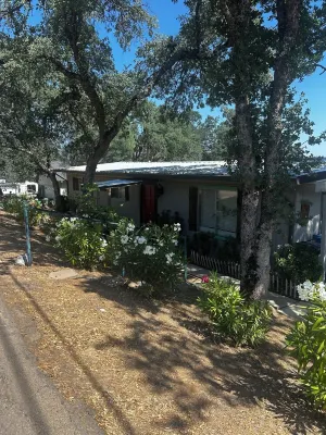 Cozy 2-bedroom home in amazing Clearlake with AC, WiFi, Boat Parking Hotels in Clearlake