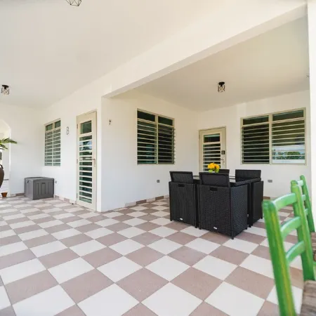 Sunny Hillside View • Fast WiFi • Quick Drive Town