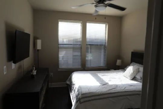 Charming 1-bedroom apartment in delightful Addison with WiFi, AC, fitness room