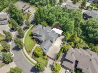 Luxury Modern Vacation House Hotels in Happy Valley