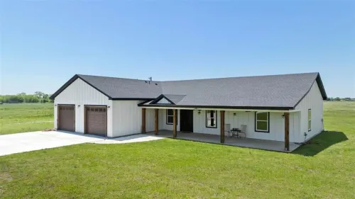 Charming 3-bedroom farmhouse with WiFi, AC in scenic Valley View