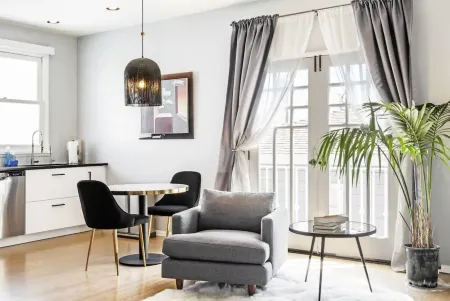 Venice Beach Hideaway with Gigabit Internet & Outdoor Space Отели рядом с достопримечательностью «Chiat-Day Building»