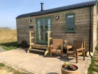Luxury Shepherd's Hut with woodburner