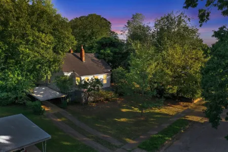 Urban Woodland Home Nestled in Greenville Отели в г. Данин