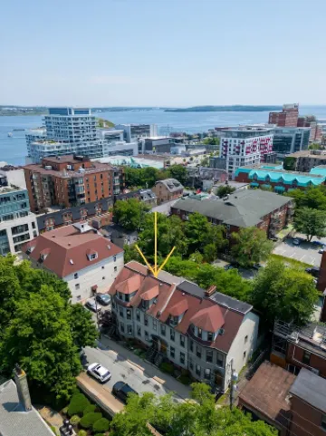 The Willis Suite steps from the waterfront