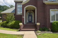 Spacious 4 Bed Island House on Lake Hamilton with Boat Slip
