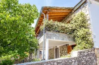 Historic stone house with charm in Theologos - plenty of space & village idyll