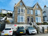 Stunning iconic harbour & sea views of St Ives, parking and 2 mins walk to town