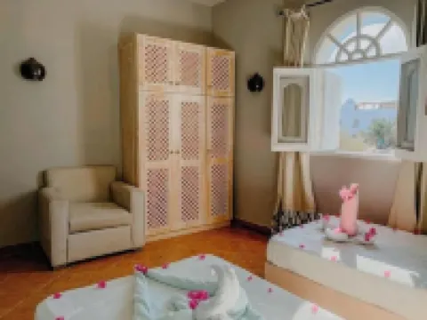 Eel Garden Villas - mountain view beach side apt.