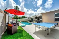 VIP Pristine Luxury- Jacuzzi & Pool House Right By the Beach