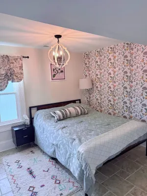 Stylish 1-bd/1-ba gardern apt within quaint Bluemont village, walk to wineries.