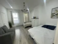 Charming 2-bedroom apartment with LAUNDRY & BACKYARD next to Manhattan!!