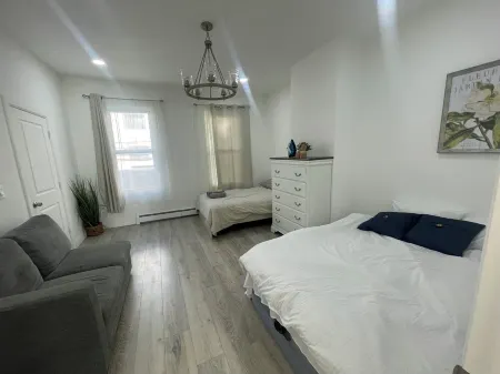 Charming 2-bedroom apartment with LAUNDRY & BACKYARD next to Manhattan!!