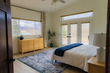 The Crown Mountain House – Spacious, Modern Home with Private Runway