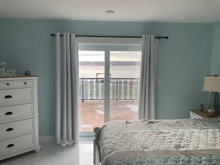 Beautiful Waterfront Retreat