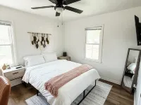 Tranquil and modern home in a quiet neighborhood Hotels in Newton