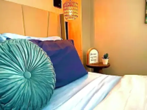 Step into a serene stay where electric charm meets cozy coastal tranquility. ポータケットのホテル