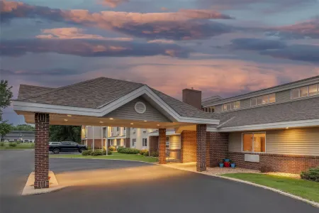 SureStay Plus Hotel by Best Western Litchfield Отели в г. Элсуэрт