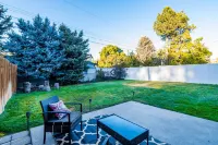 Quiet two story unit with mountain views. 5 min to Sugarhouse Hotels in Millcreek