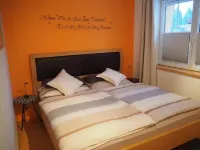 Friendly family apartment in a quiet location with a view of the Grimming 格里明附近的飯店