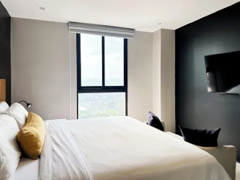 Spacious 3-bedroom apartment with WiFi, AC in amazing San Salvador Отели рядом с достопримечательностью «Собор Святейшего Спасителя»