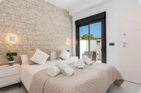 Ultimate Enjoyment: Luxury 8-person Villa with Jacuzzi, Pool & Beach within Walking Distance!