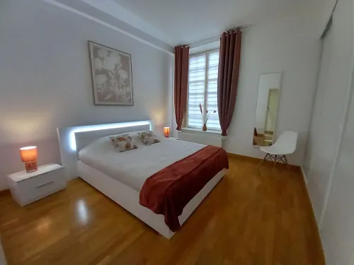 APARTMENT AT THE FOOT OF THE CHATEAU FORT