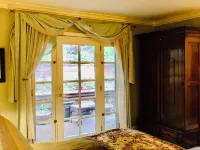 TRANQUIL MASTER SUITE studio with PRIVATE ENTRANCE in charming Fairfax
