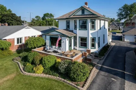 Waterfront sleeps 13 2-Kings/Crib/1st flr sleeper