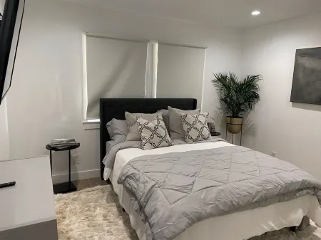 Charming 2-bedroom house in the heart of Tarzana located near the 101 freeway Отели в г. Tarzana