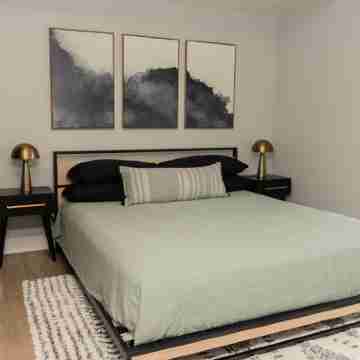 Private Balcony Abstract Apt Dwtn GR w/parking and King Bed Rooms