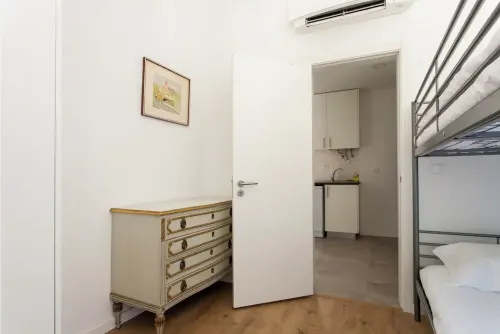 Near the River 3 Bedrooms Flat, with AC for 9