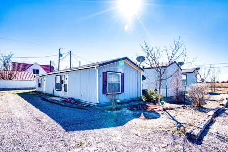 Cozy 2-bedroom mobile home in charming Pecos with AC Отели в г. Пекос