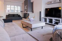 Seaside Grey Pearl Villa Sea Views, Ideal for Artists & Dreamers