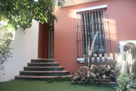 Two-story house with garden and patio in a quiet area. Easy parking Отели в г. Сан-Фернандо