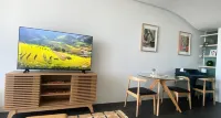 Boutique Canberra Stay | Balcony + Desk - 2-Star