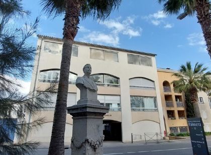 Spacious T3. Center, port, shops, sea, beaches on foot.  Parking. Elevator.