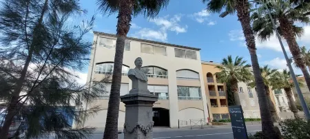 Spacious T3. Center, port, shops, sea, beaches on foot.  Parking. Elevator.