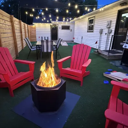Raider Roost-Putting Green/Fire Pit/ Game Room Close to NWC & Downtown! Отели в г. Су