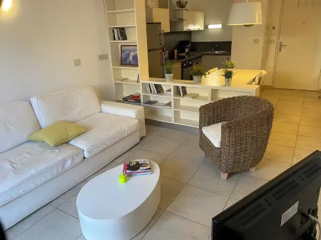 Appartement Climatisé 50m2 au Centre du Village de Porquerolles Отели рядом с достопримечательностью «Le port de l'ile de Porquerolles»