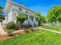 Beautiful 4 bedroom! Hot Tub, Fabulous Downtown Newberg Location! Hotels in Newberg